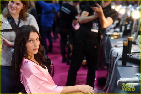 Белла Хадид: Би брэндийн бараа бүтээгдэхүүнд донтчихсон