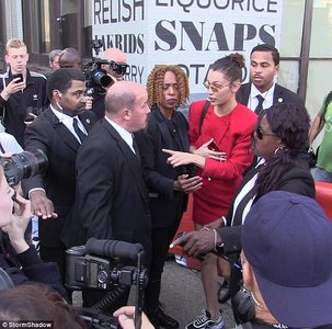 Белла Хадид бүдүүлэг аашлав