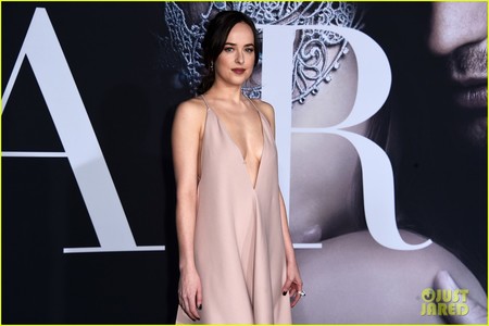 Дакота Жонсон: Эрчүүдийг ховсддог гэдгээ сайн мэдэхгүй байна