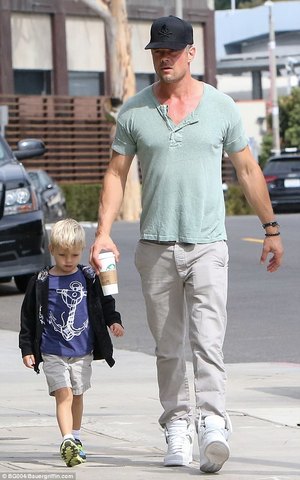 Жош Духамел хуримын бөгжөө зүүхээ больжээ