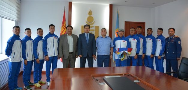 Баг тамирчдад туг гардуулан өглөө