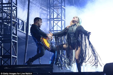 Гага эрүүл мэндийн шалтгааны улмаас тоглолтоо цуцаллаа