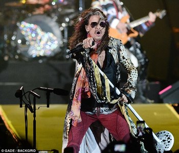 Стивен Тайлерын бие муудаж, тоглолтоо цуцалжээ