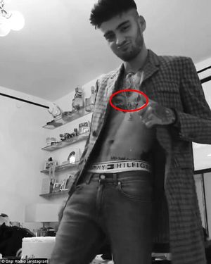 Жижи Хадидын нүдийг цээжин дээрээ шивүүлжээ