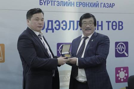 Монгол эмч НҮБ-ын шагнал хүртлээ