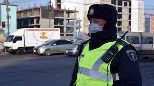 Замын цагдаа нарт амны хаалт бэлэглэлээ