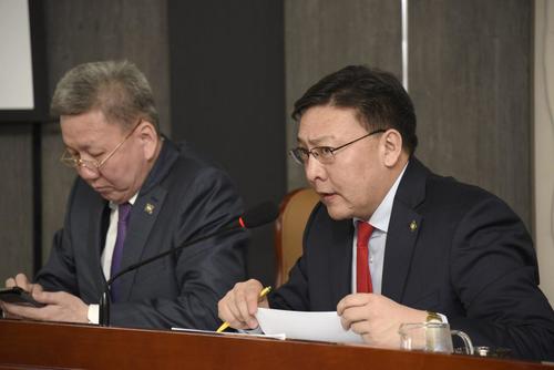 Түр хороо хаалттай хуралдаж байна