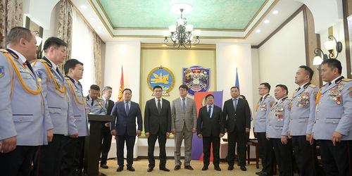 Офицер, ахлагч нарыг шагналаа