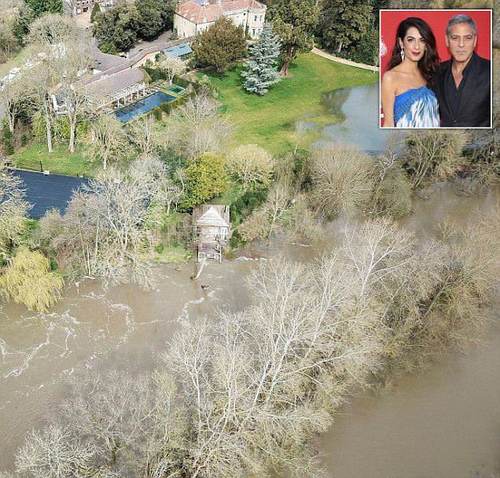 Клунигийн эдлэн үерт автжээ