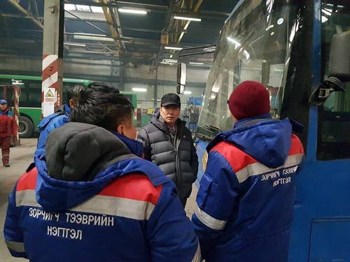 Ажилчдаараа түрүү барьдаг “Автобус”-ны дарга