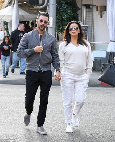 Эва Лонгория: Төрөхөөс айж байна