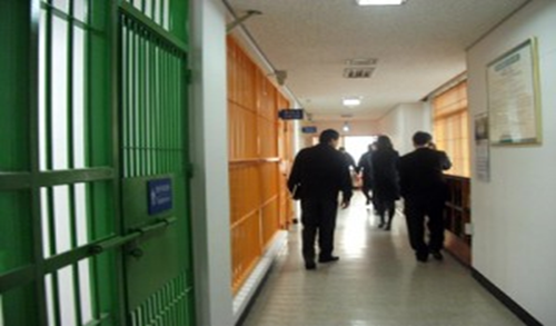 Гадаадын таван иргэнийг албадан саатуулжээ