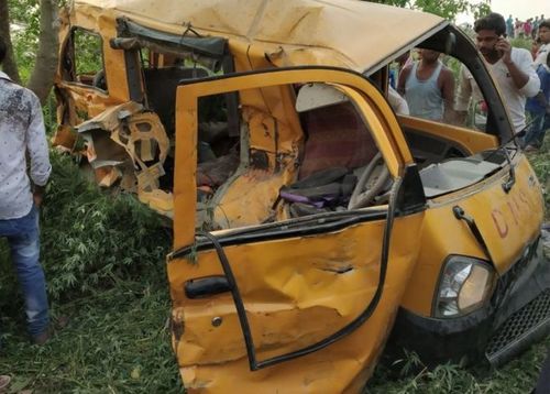 Сургуулийн автобус галт тэрэгтэй мөргөлдөж 13 хүүхэд энджээ