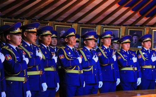 Алба хаагчдыг шагнаж, урамшууллаа