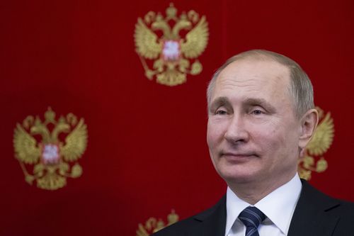 В.Путин Ерөнхийлөгчийн тангаргаа өргөж байна