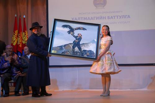 Н.Айшолпан охин Ерөнхийлөгчид дурсгалын зураг гардуулжээ