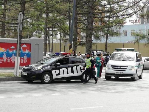 Цагдаа нар эмнэлгийн тусламж үзүүлэн, хүний амь аварлаа