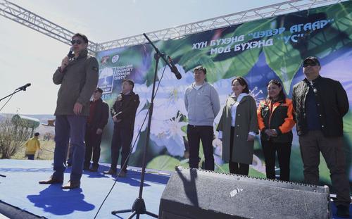 “Хүн бүхэнд цэвэр агаар, Мод бүхэнд ус” мод тарих үйлсэд УИХ-ын Тамгын газрын ажилтнууд нэгдлээ