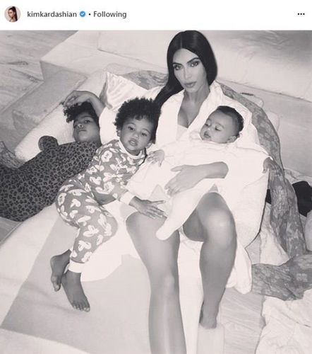 Кардашиан хүүхдүүдийнхээ хамт БАЯРАА ТЭМДЭГЛЭВ