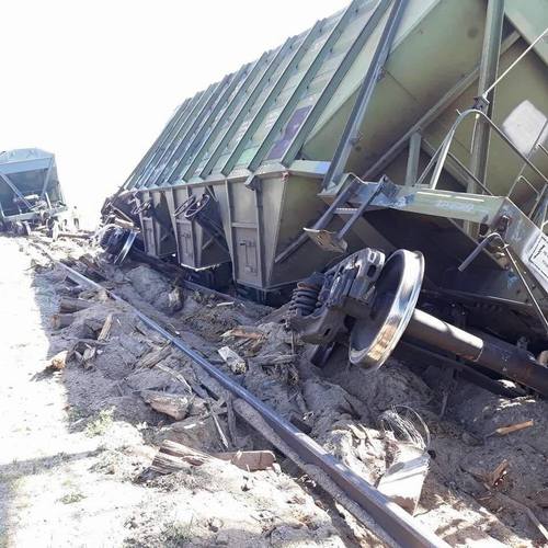 Төмөр замын дэр мод ялзарч, муудсанаас вагон унажээ