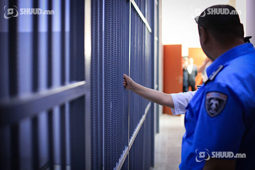 Гэр бүлийн маргааны улмаас орцны цонхоор үсрэхийг завджээ