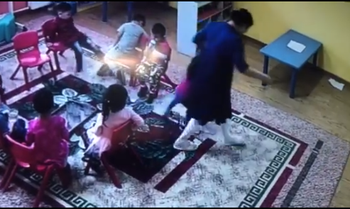 Хүүхэд зодсон цэцэрлэгийн багшийг ажлаас нь халжээ