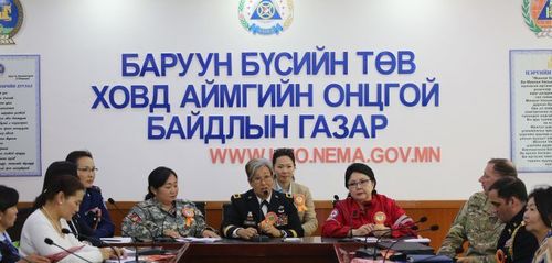 Манлайлагч эмэгтэйчүүд харилцан туршлага солилцож байна