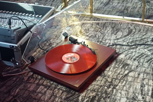  Пянзан “Рэд” альбом 500 ширхэг хэвлэгджээ