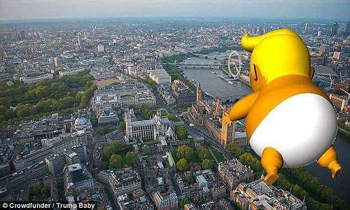 Трампын аварга том бөмбөлөг Лондонгийн дээгүүр хөөрөв