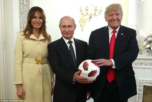 Путин харилцаагаа сайжруулсны бэлэг болгож, Трампт бөмбөг бэлэглэв