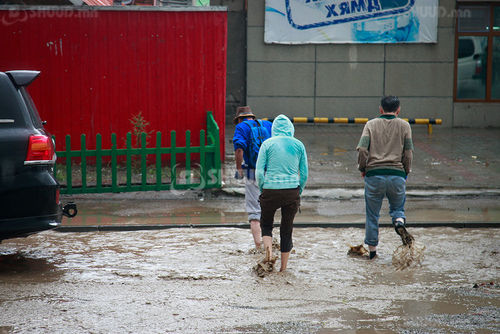 Баянзүрх дүүрэгт үер бууж, хоёр хүн нас баржээ