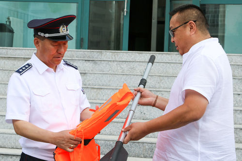 Иргэн Л.Баасанноров цагдаа нарт завь бэлэглэлээ