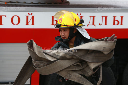 Аврагчид галаас хоёр хүүхдийн амь аварчээ