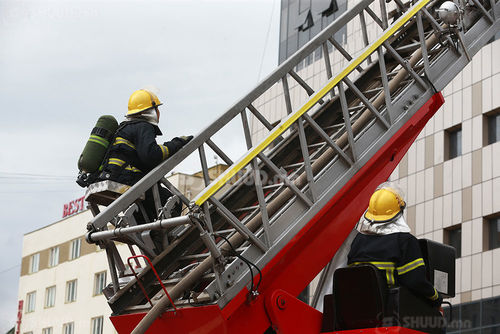 Цонхоор унах гэж байсан дөрвөн настай хүүхдийг аварчээ