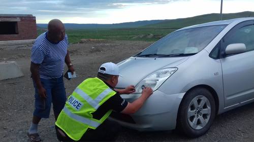 Буруу рультэй машинуудад гэрлийн гялбаа сааруулагч нааж эхэллээ