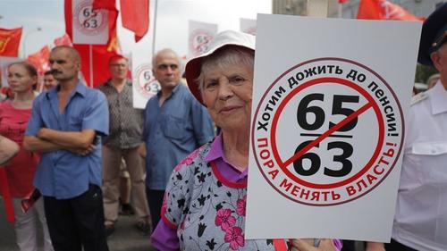 Жагсагчид Путинийг шийдвэрээ эргэн харахыг шаарджээ