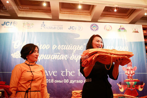 Үндэсний номын санд 10000 баринтаг хандивлав