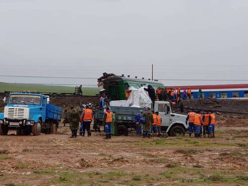 Гэмтсэн иргэдийг Сайншандын эмнэлэгт хүргэн, тусламж үзүүлж байна  