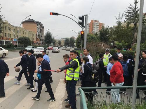 Замын цагдаагийн хэлтсийнхэн бяцхан үрсээ аюулгүй баярлуулж байна