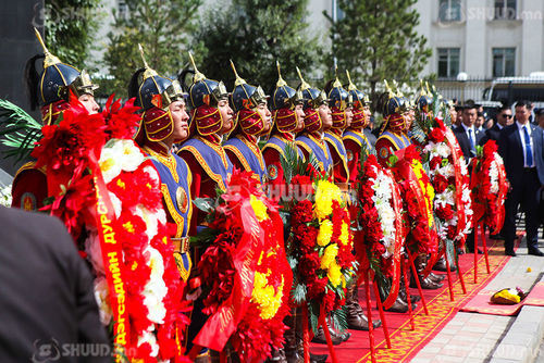 ШУУД: Д.Сүхбаатарын хөшөөнд цэцэг өргөж байна