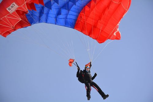Шүхэрчин аврагчдын минь тэнгэр нь цэлмэг, газардалт нь зөөлөн байг
