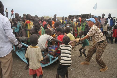 Манай энхийг сахиулагчид дүрвэгсдийн хүүхдүүдийг баярлуулжээ