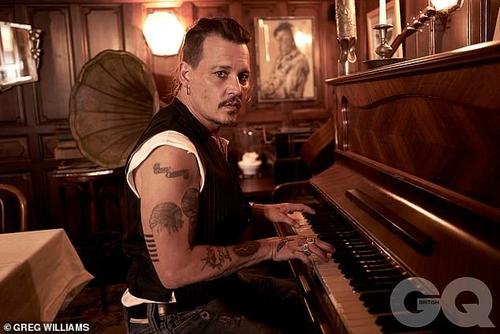 Жонни Депп: Би муу залуу шиг харагддаг ч эмэгтэй хүнийг зодох тэнэг биш