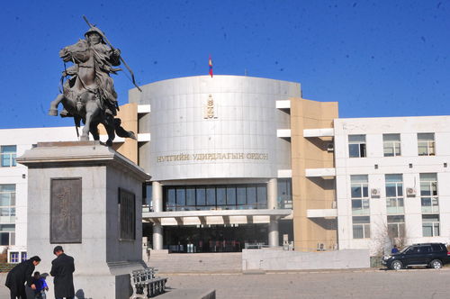 Өмнөговь аймгийн прокурор 200 сая төгрөгөөр машин авна