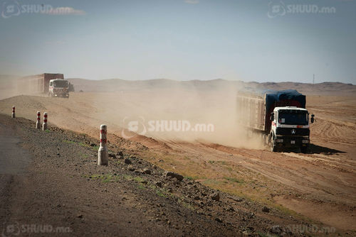 Нүүрс тээврийн машин замын хажуу руу онхолджээ