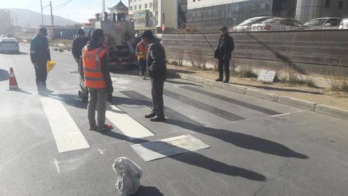 Иргэдийн санал, хүсэлтийг шийдвэрлэж байна