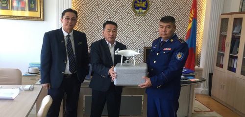 Онцгой байдлын газарт нисэх төхөөрөмж хандивлалаа