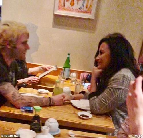 Деми Ловато эмнэлгээс гарч, болзоонд явжээ