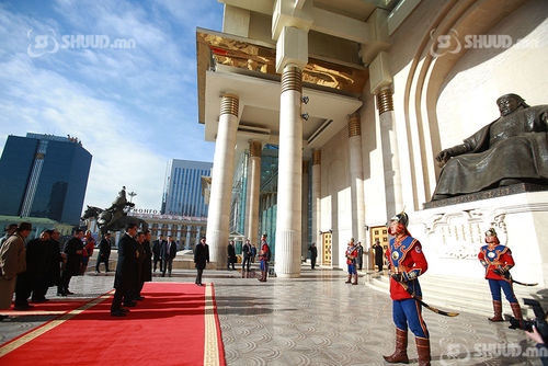 ФОТО: Их эзэн Чингис хааны хөшөөнд хүндэтгэл үзүүллээ