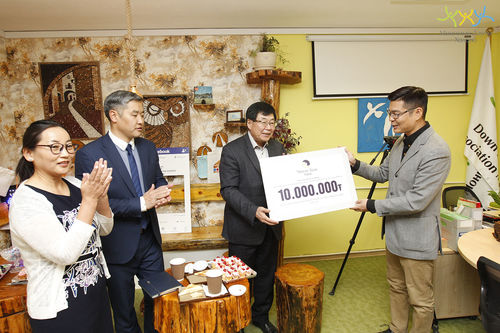 Монголын Дауны холбоонд 10 сая төгрөг гардууллаа